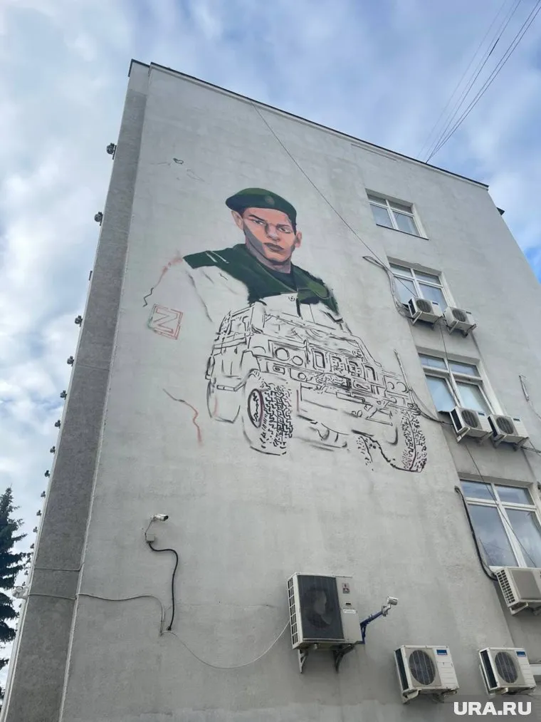 Работа над муралом с изображением Андрея Хасанова началась в выходные