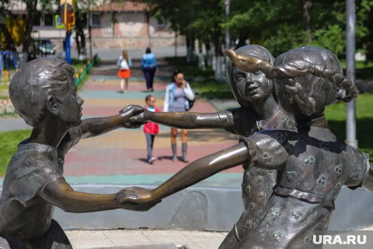 Первыми, по задумке авторов инициативы, деньги станут получать семьи с детьми