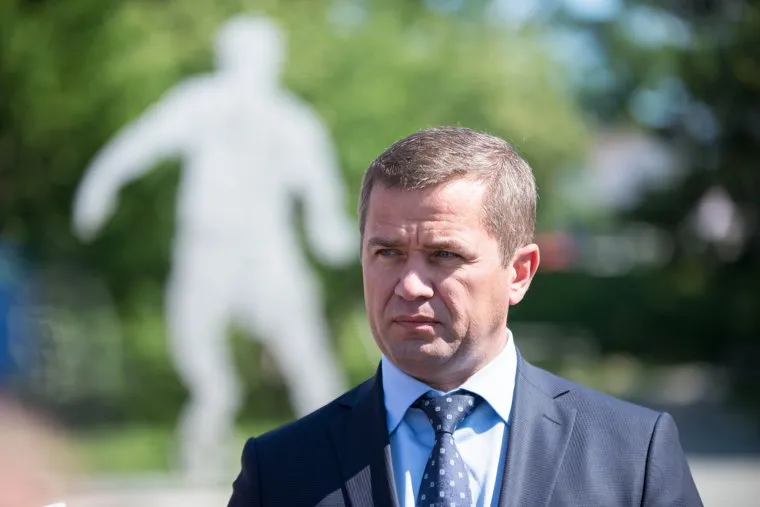 Валентин Грипас в парке Маяковского смотрит как готовят фан-зону к ЧМ-2014 в Бразилии. Екатеринбург, грипас валентин