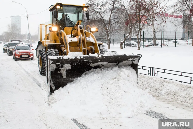 На борьбу со снегом в городе вышло 30 машин