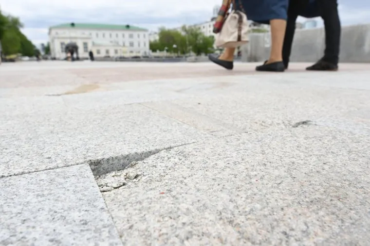 Сколы на новой плитке на Плотинке. Екатеринбург, брак, пешеходная зона, плитка, плотинка, скол