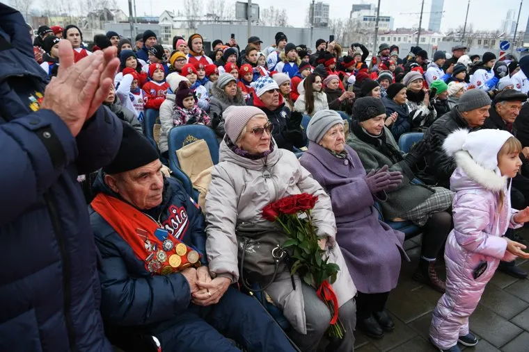 Открытие скульптуры Эпоха у Екатеринбург-Арены. Екатеринбург