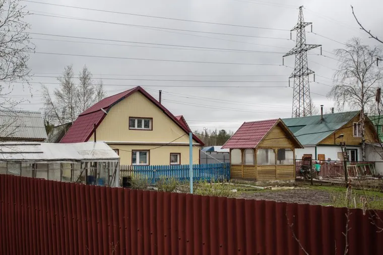 Газопровод рядом с дачами. Сургут