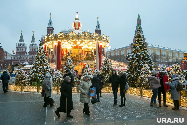 При планировании новогоднего путешествия важно учесть не только стоимость билетов, но и отложить деньги на допрасходы