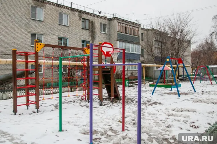Школьника с друзьями подозревали в порче детской площадки