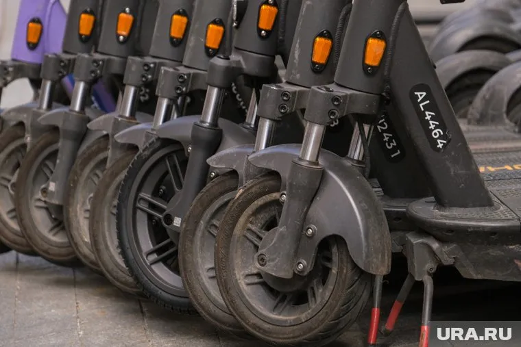 Жители Перми пожаловались на хаотично разбросанные по городу парковки электросамокатов