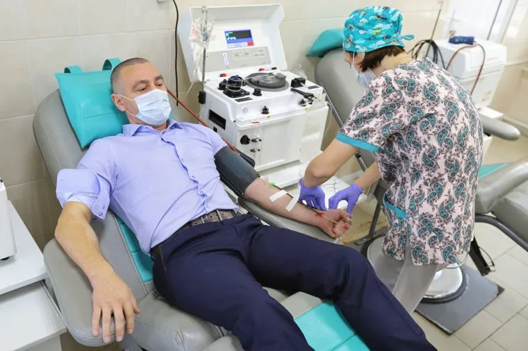 Депутат областной думы Александр Ильтяков в центре переливания крови. Курган 