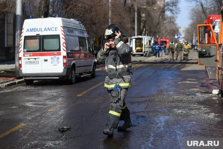 Водитель экскаватора почувствовал запах гари и вышел из салона