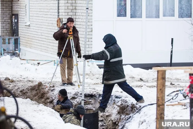 В Екатеринбурге, пользуясь потеплением, меняют трубы горячей воды