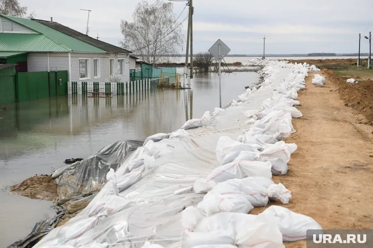 Территории в зоне ЧС продолжают укреплять 