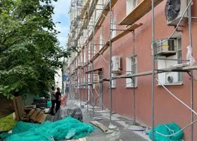 Названы виновные в падении строительных лесов на прохожего в центре Кургана