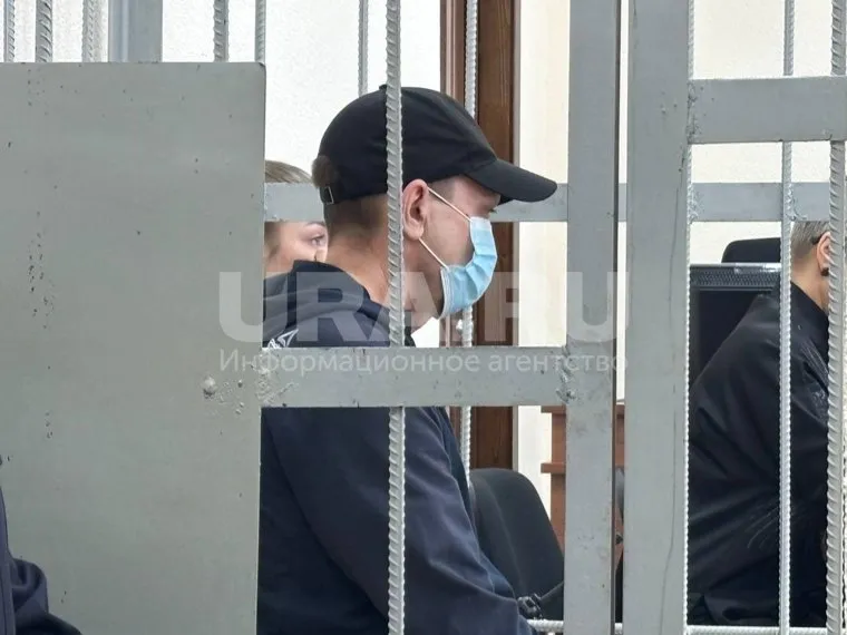 Виктор Петриченко прятал лицо под маской