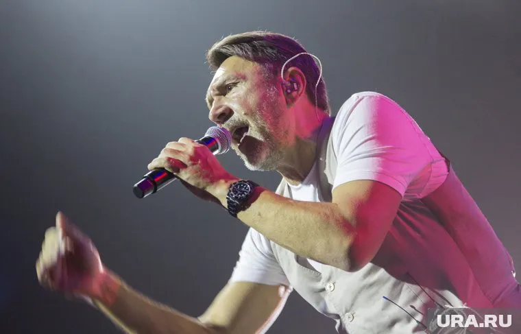 У Сергея Шнурова есть квартира в Швейцарии, сообщил экс-участник «Ленинграда»