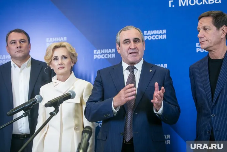 По словам Сергея Неверова (второй справа), газификация пройдет в два этапа