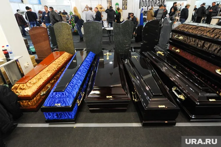 Как считают уральцы, после церемонии прощания гроб подменяют и заново продают другим людям