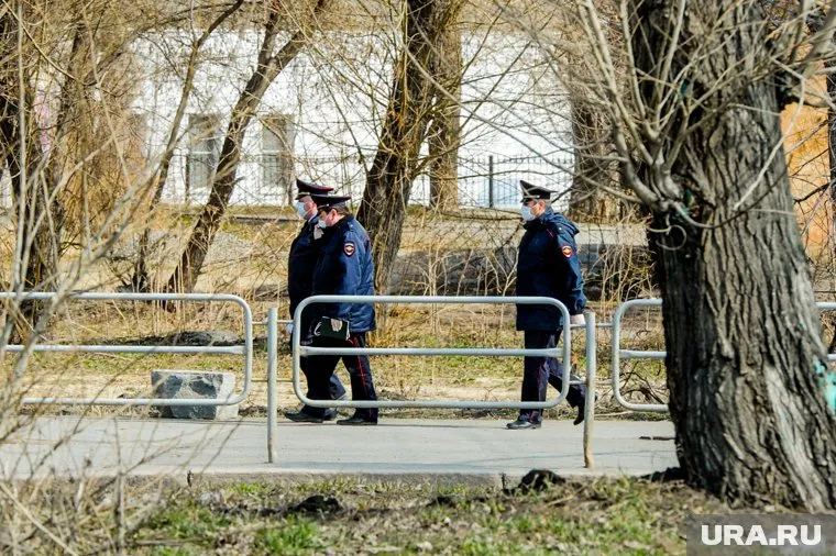 Полицейские пришли к 27-летней жительнице Омска, которая сообщила о первых погибших пациентах с коронавирусом
