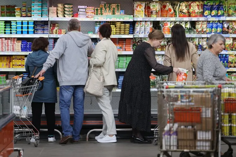 Покупатели в ТЦ. Курган