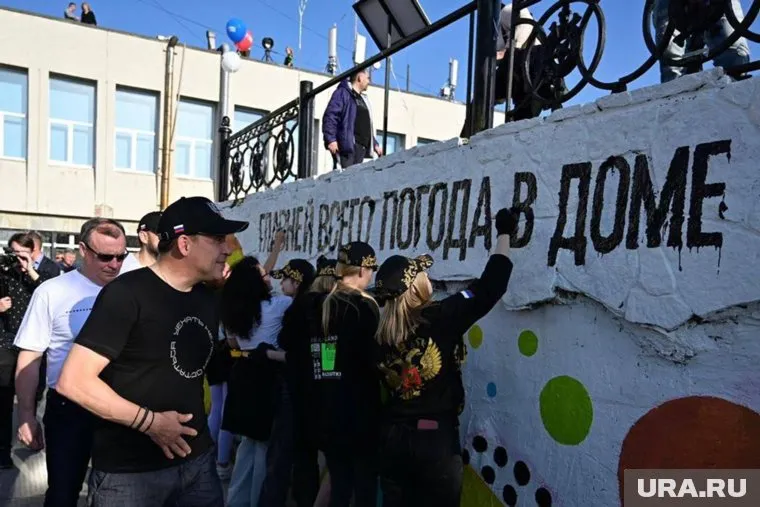 Евгений Куйвашев принял участие в субботнике «Сима-Ленда» на метеогорке