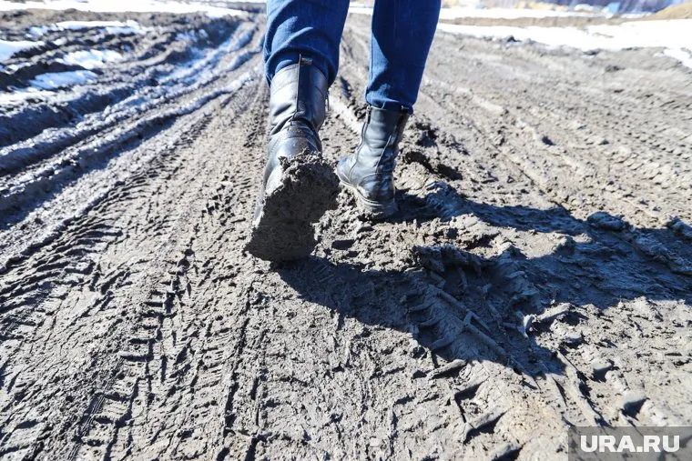 Тюменцы предполагают, что в случае необходимости, скорая не сможет проехать к жителю поселка