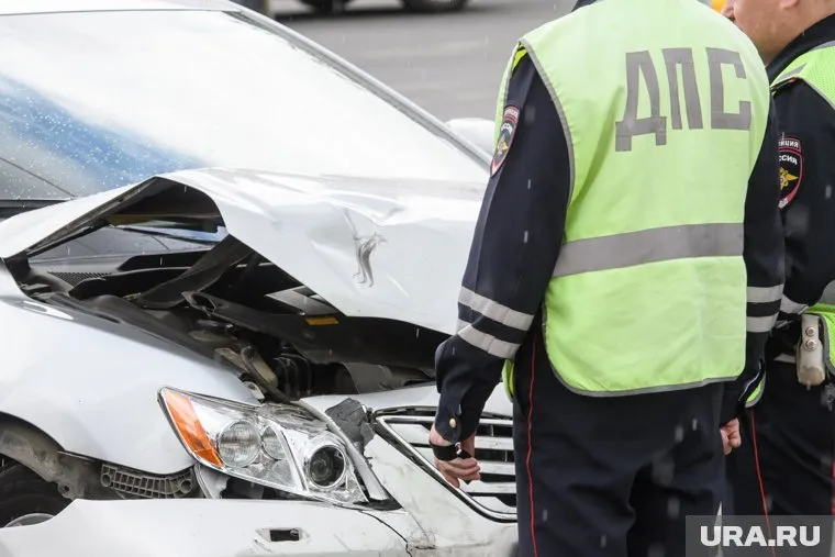 После угона школьник на авто врезался в дерево