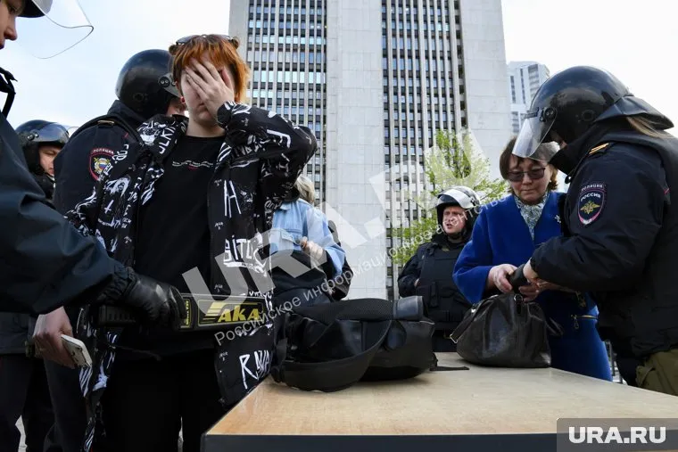 Полицейские проверяют вещи у всех, кто пришел к драмтеатру
