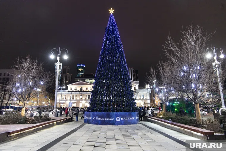 Пока из новогоднего антуража - лишь украшения на улицах
