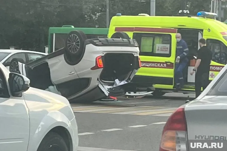 Иномарка перевернулась на крышу 