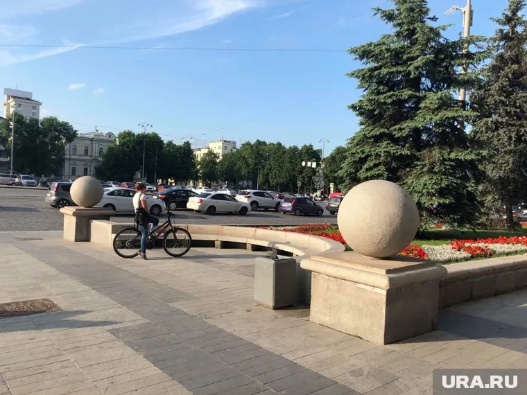 На «раздетые» шары обратили внимание горожане