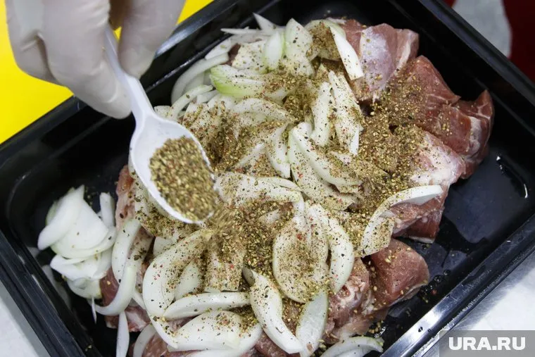 Перед отправкой мяса детям его подвергали химической обработке и обильно посыпали приправами