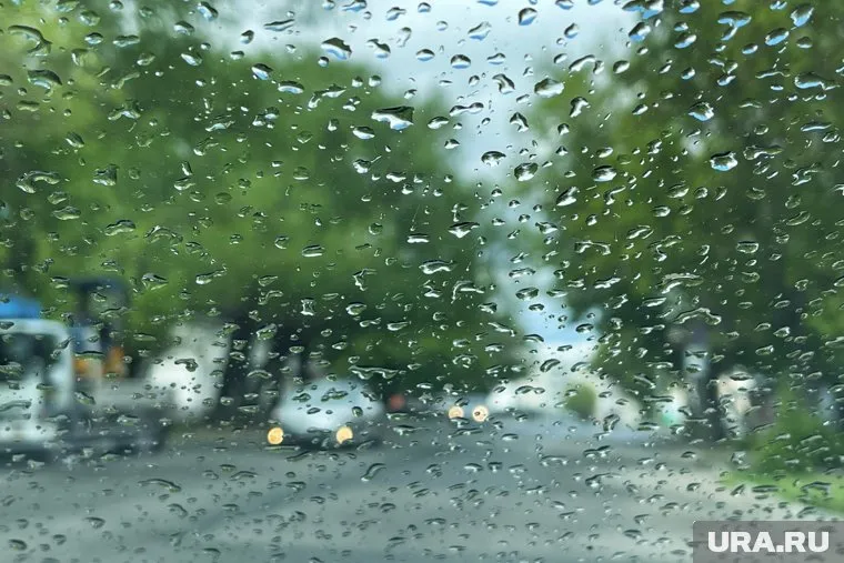 Около ТЦ «Слава» в Копейске после дождя всегда образуется море