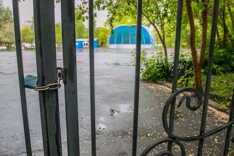 Плохое состояние городского сада. Курган, городской сад, летняя сцена, замок на воротах