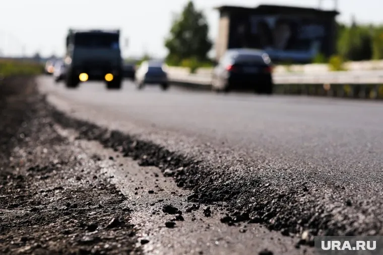 В 15 км до Губкинского образовалась огромная яма, из-за которой водители теряют колеса