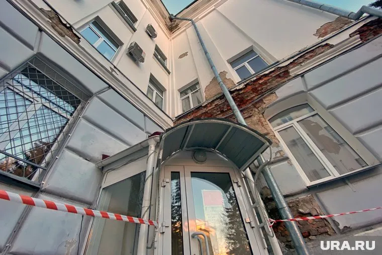 В Кургане мэрия не ремонтирует собственное здание