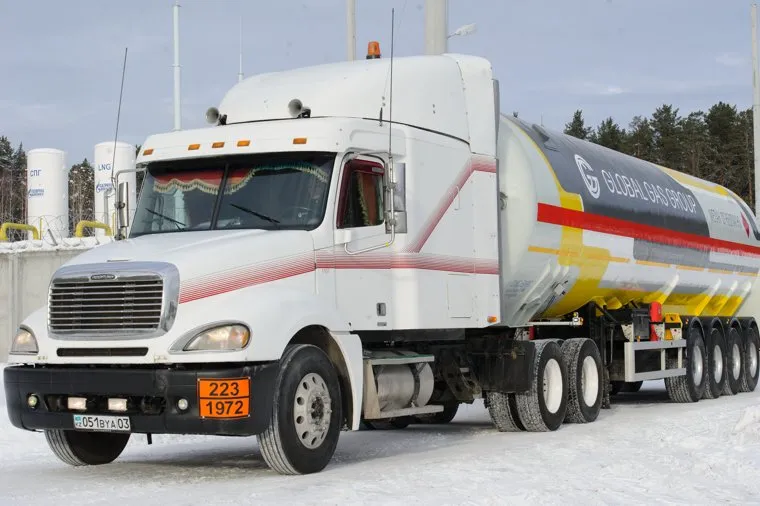 Отправка первой партии сжиженного природного газа автотранспортом из России в Казахстан. Екатеринбург, газ, цистерна, грузовик, транспортировка, спг