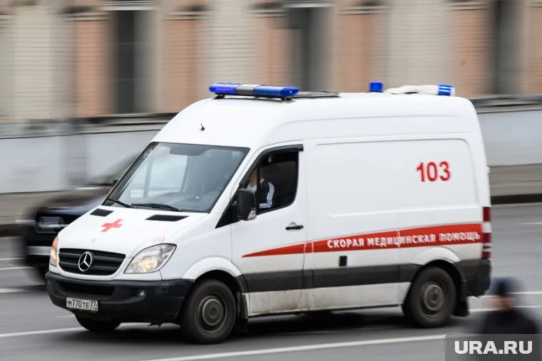 Медики скорой помощи пытались помочь девушке, но спасти ее не удалось
