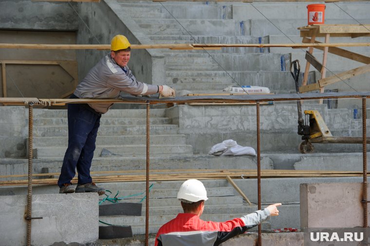 Губернатор Махонин проверил ход реконструкции одного из самых знаковых спортивных объектов в Перми. Фото