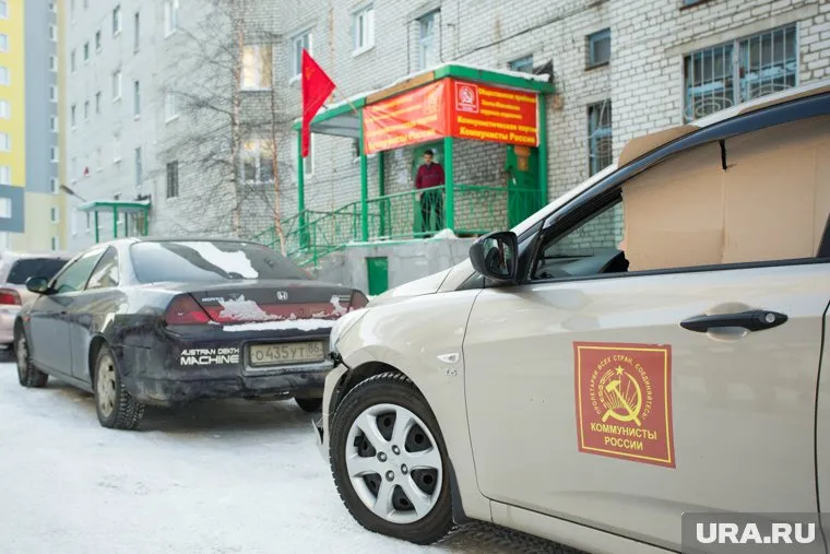 Вместо разбитого стекла на машине коммуниста сейчас просто картонка