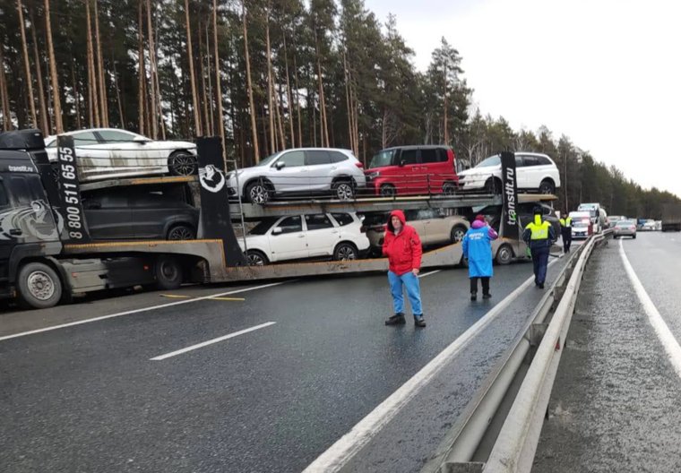 Автобус с детьми попал в ДТП с автовозом на трассе М-5 в Челябинской области. Фото