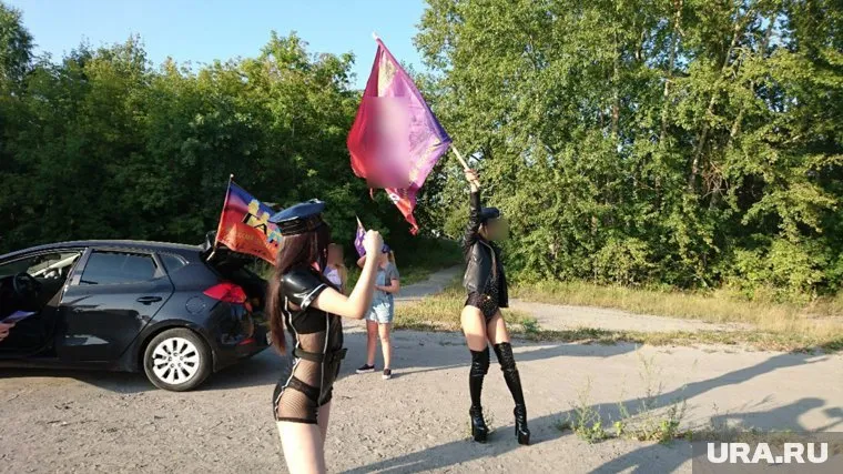 Девушки с пониженной социальной ответственностью вышли с флагами