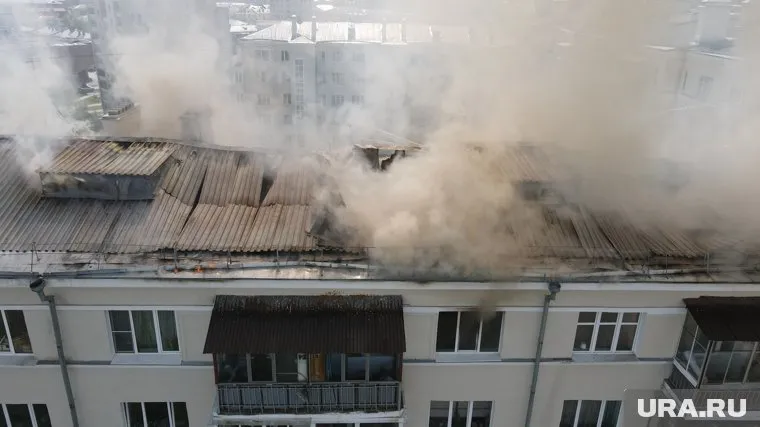Горение происходит на крыше здания (архивное фото)