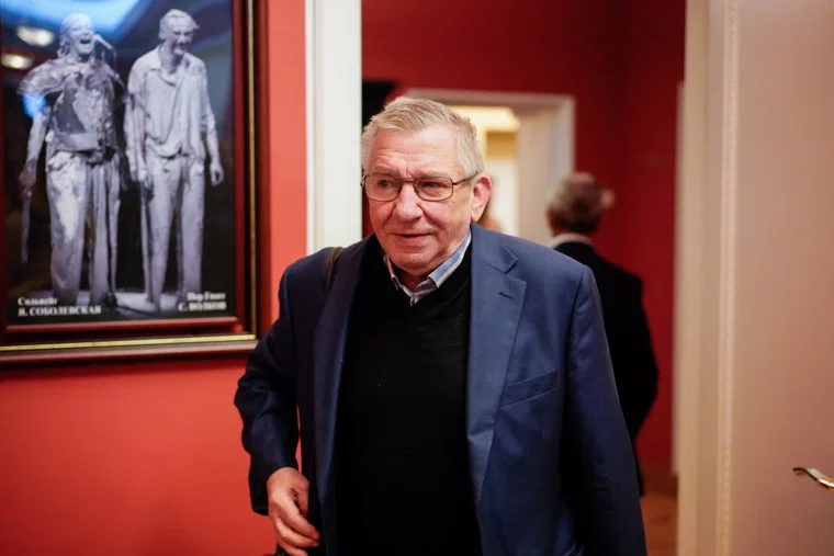 Меньщиков похоронен на 21-м участке Троекуровского кладбища