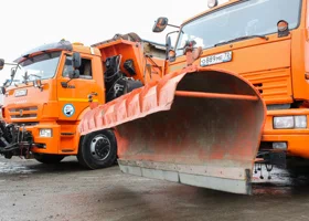 В Тюмени начали обрабатывать дороги и тротуары от гололеда