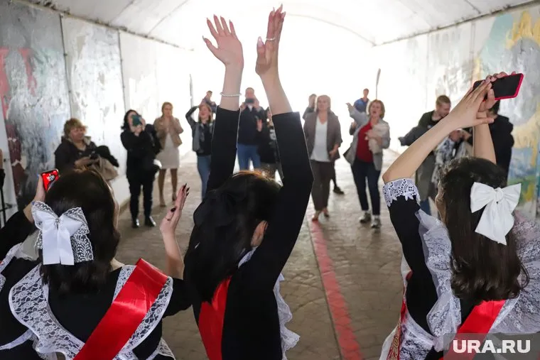 Выпускникам в Салехарде подарили сертификаты в автомойку