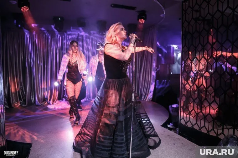 Анна Семенович выступила на открытии кабаре Show girls