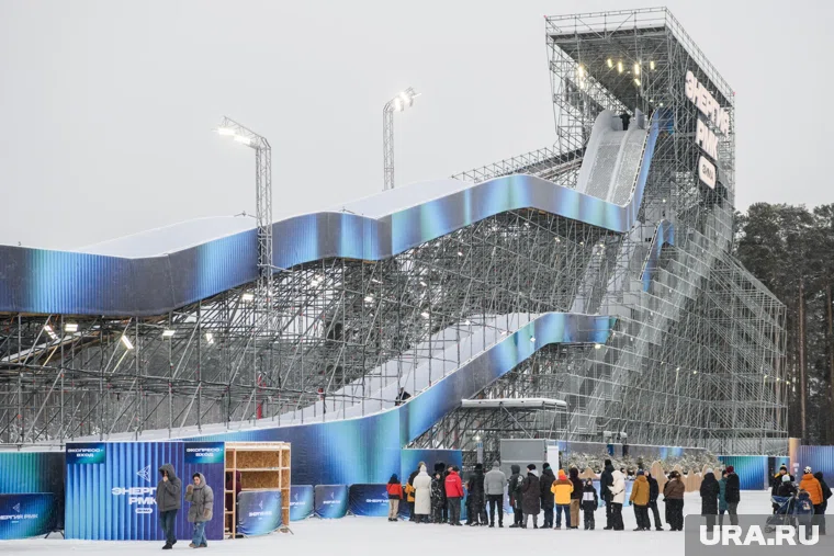 Горка двухуровневая. Та, что выше, сравнима с 9-этажкой