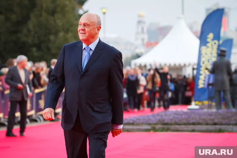 Режиссер пока не подтверждает и не опровергает слухи о своем политическом будущем