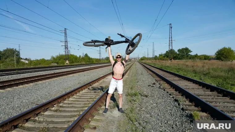 Дмитрий любил ездить возле железной дороги