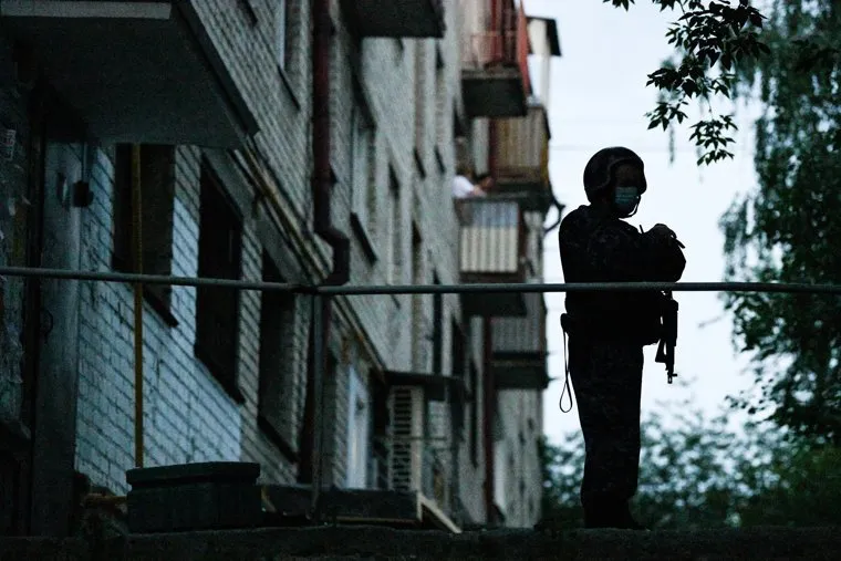 Дом по улице Бородина, 31, где неизвестный открыл стрельбу по машинам и прохожим. Екатеринбург