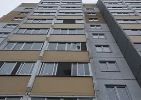 В Екатеринбурге из окна многоэтажки выпал ребенок