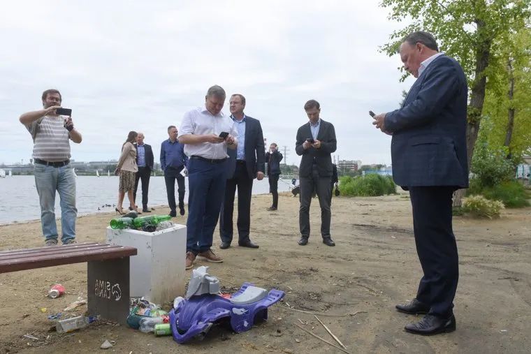 Мусор на пляже. Екатеринбург